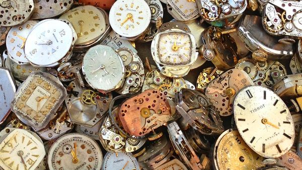 crediti: https://cultura.biografieonline.it/passare-un-brutto-quarto-d-ora/orologi-rotti/